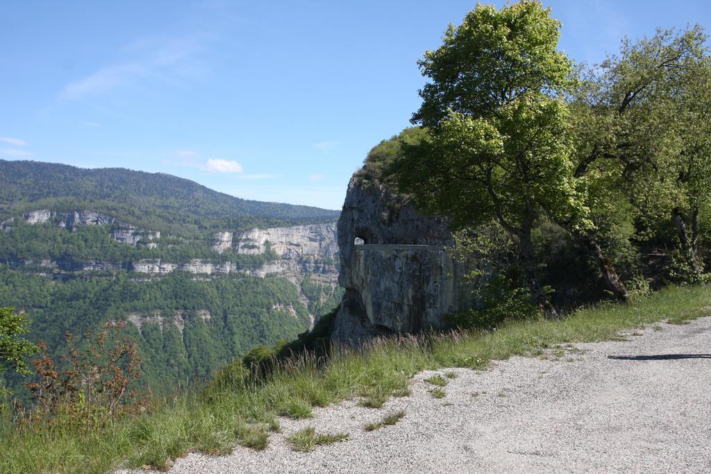 Roulottes Au Pied Du Vercors Сан-Жан-ан-Ройан Екстериор снимка